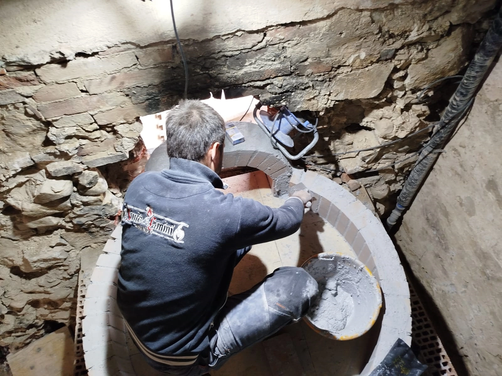 Realizzazione forni a legna per pizzerie fatti a mano